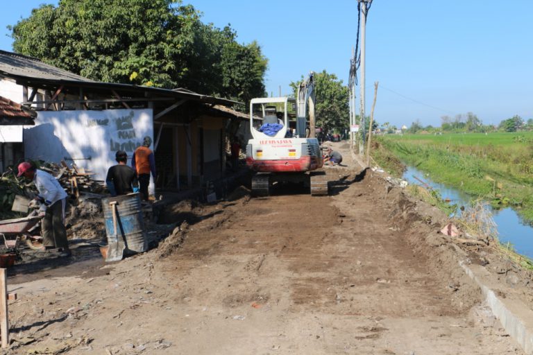 Pembangunan Jalan Paving Dan Pju Jalan Industri Desa Gemurung Tahun 2021